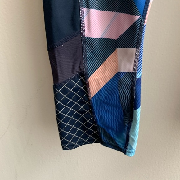 Athleta Electric Geo Sonar Capri Legging Sz Large - Picture 2 of 8